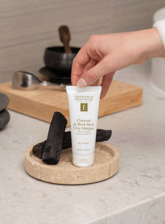 Masque à l'argile au charbon et aux graines noires